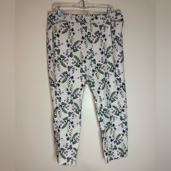 Liz Claiborne Pants - Liz Claiborne White with purple Floral Print cropped Pants in size 12